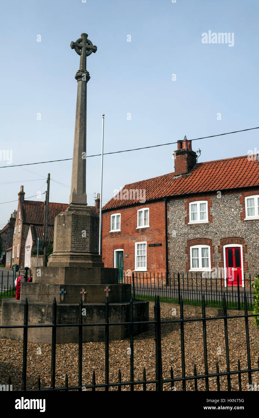 War Memorial et cottages, Little Walsingham village, Norfolk, England, UK Banque D'Images