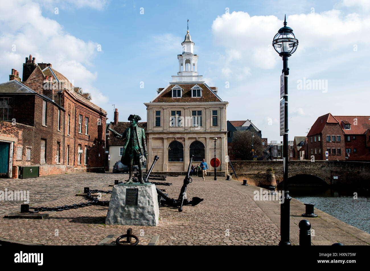 Le Custom House et le capitaine George Vancouver statue, Purfleet Quay, King's Lynn, Norfolk, England, UK Banque D'Images