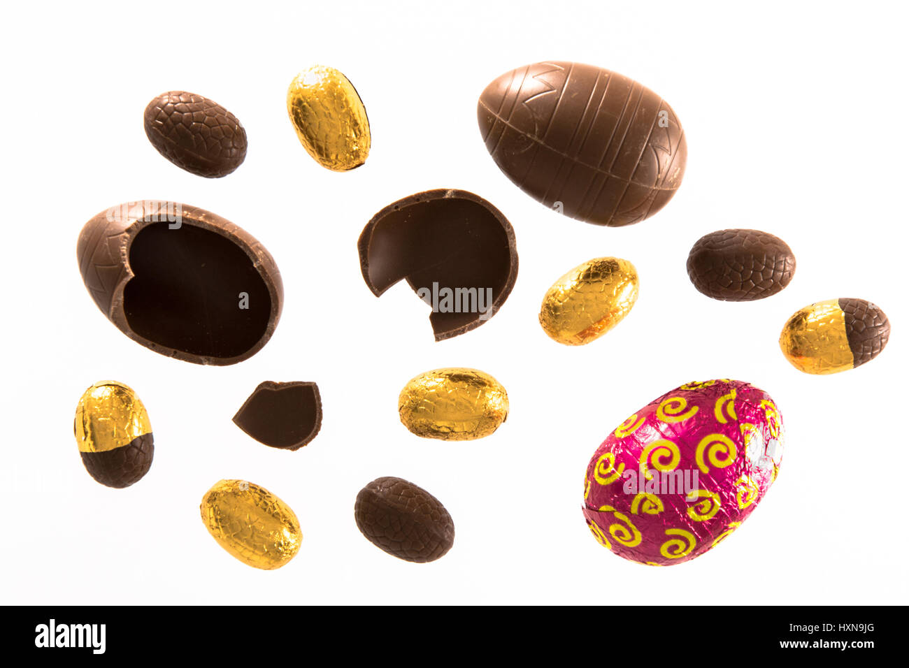 Portrait d'une variété d'enveloppé et déballer les œufs en chocolat de Pâques sur un fond blanc Banque D'Images
