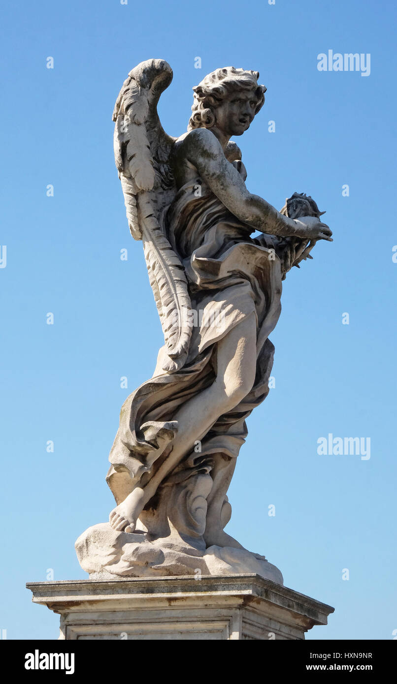 Statue de l'Ange à la Couronne d'Épines par Gian Lorenzo Bernini, Ponte Sant'Angelo à Rome, Italie Banque D'Images