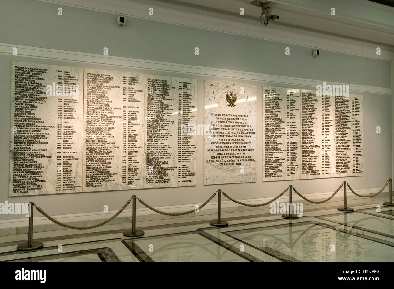 Un grand mémorial du mur de marbre dans le foyer principal du Parlement polonais (Sejm) à Varsovie, Pologne. Le mémorial affiche une longue liste de noms de tho Banque D'Images