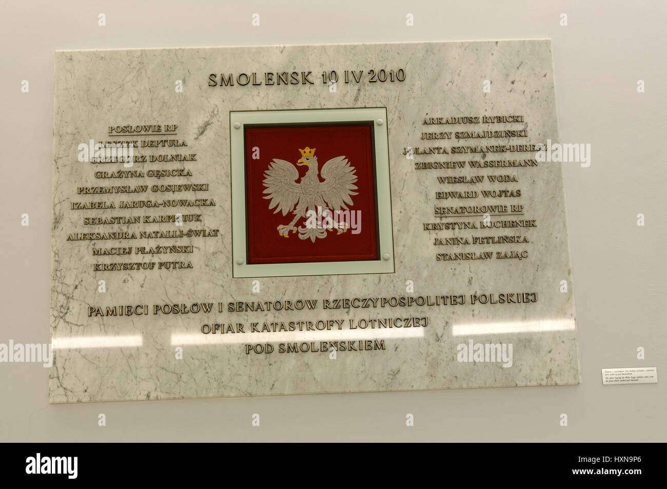 Une plaque commémorative des morts, à l'intérieur de la Sejm au parlement polonais à Varsovie, Pologne. L'accident a eu lieu en 2010 alors que le pré polonais Banque D'Images