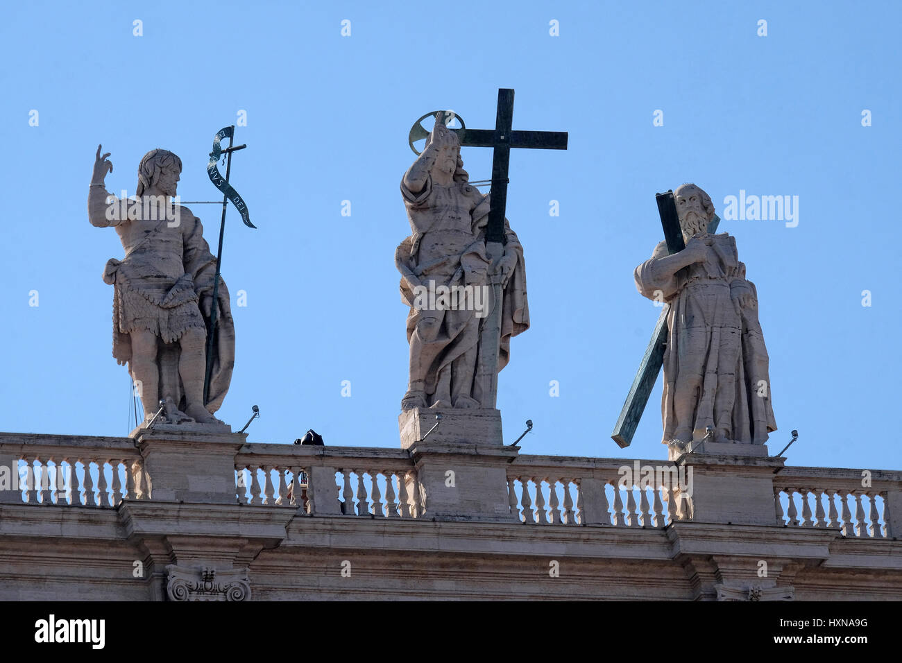 Saint Jean Baptiste, Jésus, saint André, fragment de colonnade de Saint Peters Basilica - la plus grande église du monde Banque D'Images