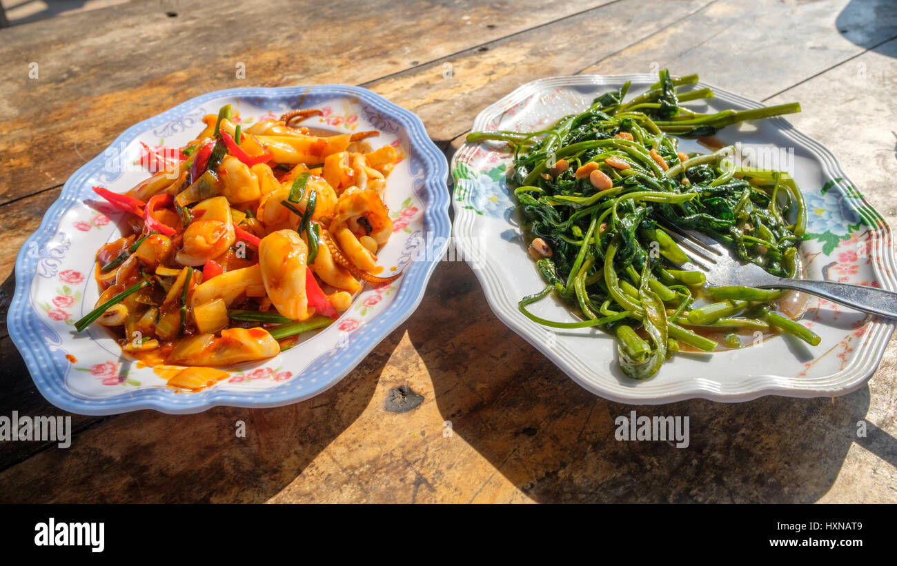 Pâte de piment avec Squid et gloire du matin servi dans un restaurant thaïlandais à Hua Hin, Thaïlande Banque D'Images