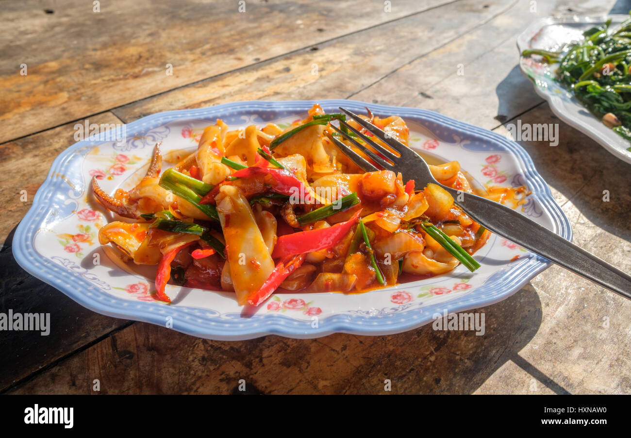 Pâte de piment avec Squid et gloire du matin servi dans un restaurant thaïlandais à Hua Hin, Thaïlande Banque D'Images