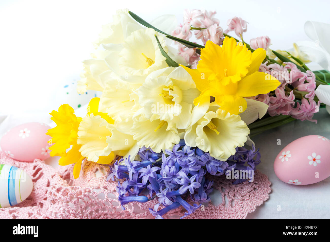 Jacinthe et narcissusb bouquet fleurs et oeufs de Pâques Banque D'Images