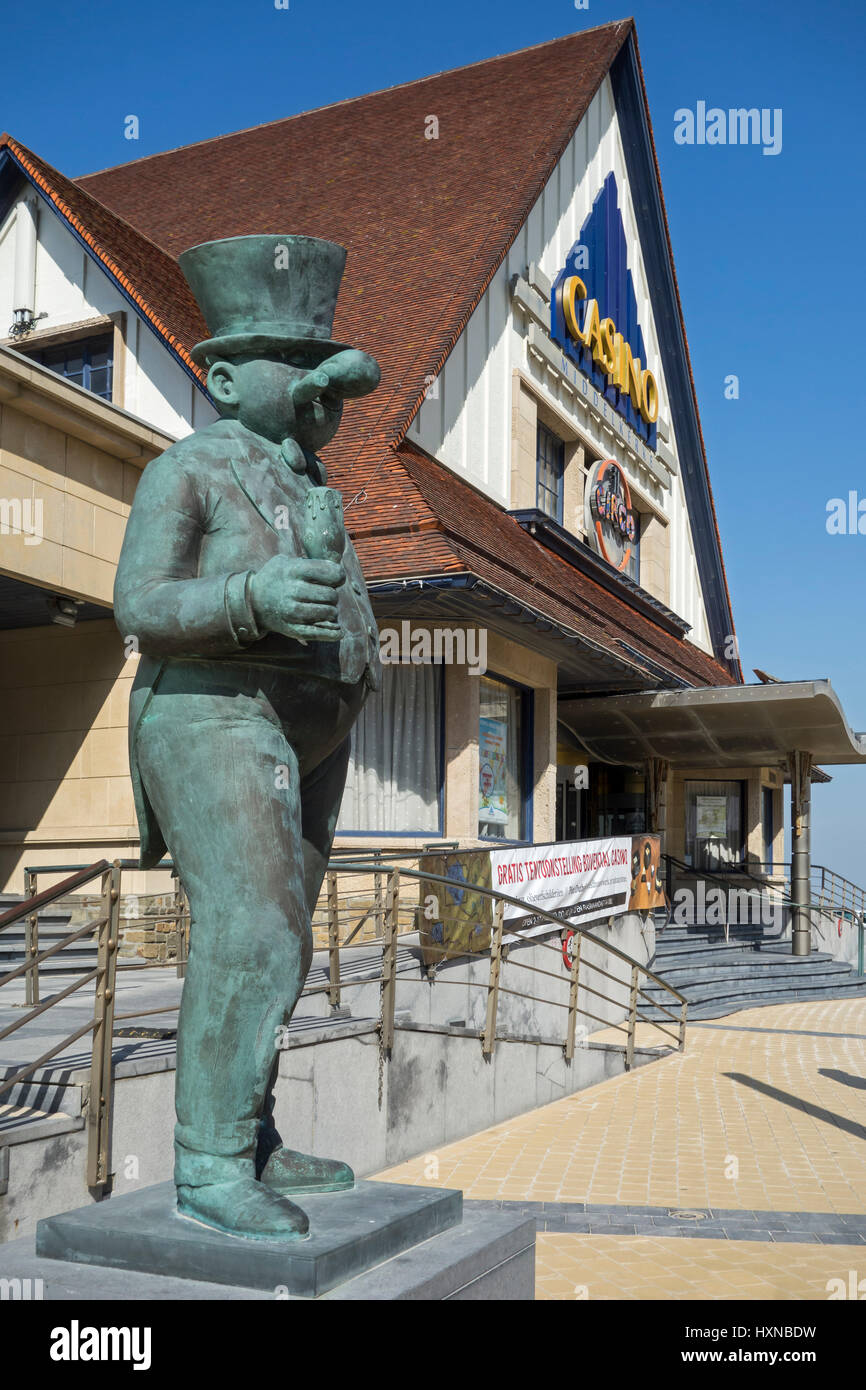 Sculpture de Nero, personnage de bande dessinée belge par créateur Marc Sleen en face du Casino de Middelkerke, Flandre occidentale, Belgique Banque D'Images