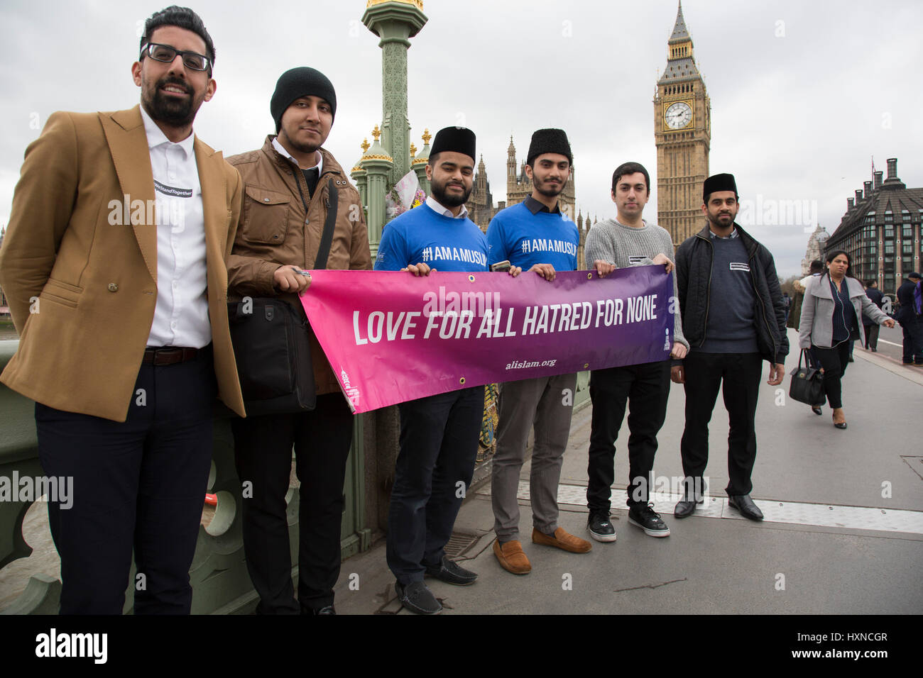 Des milliers de personnes y compris les agents de police et les dirigeants musulmans se sont rassemblés sur le pont de Westminster de tenir une vigile et une minutes de silence une semaine après l'attaque terroriste, le 29 mars 2017 à Londres, Royaume-Uni. Les jeunes musulmans de la Communauté Ahmadiyya, plusieurs bannières holding que lire, l'amour pour tous, la haine pour aucun. Banque D'Images