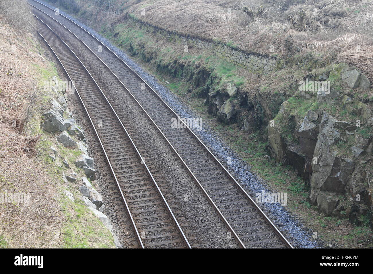 Chemins avec écartement de 5 pi 3 po (1 600 mm) sont à voie large, actuellement en usage dans l'Australie, le Brésil et l'Irlande.L'Irlande du Nord l'entreprise de chemin de fer train passe la République d'Irlande - Irlande du nord au sud de la frontière, Newry County Armagh, en Irlande du Nord. La Iarnród Éireann (IE) 201 locomotives de classe sont les plus récents et les plus puissantes locomotives diesel fonctionnant en Irlande, et ont été construites entre 1994 et 1995 par General Motors. Ils sont un type de modèle JT42HCW, équipé d'une EMD 12-710G3B moteur de 3 200 ch (2 400 kW), peser 108,862 tonnes (107,143 tonnes longues ; 120,000 tonnes courtes) un Banque D'Images