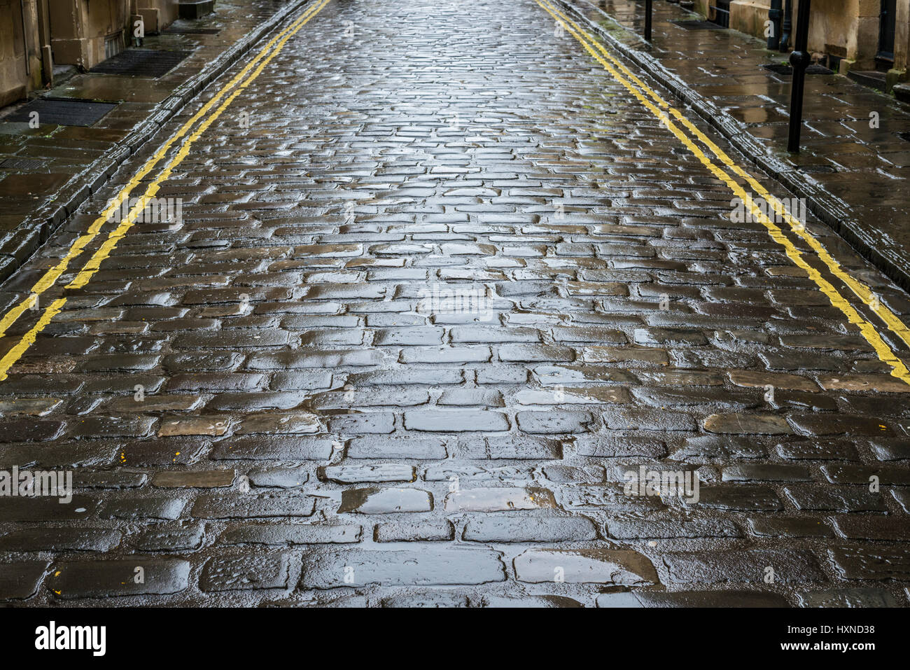 Rue Pavée humide Banque D'Images