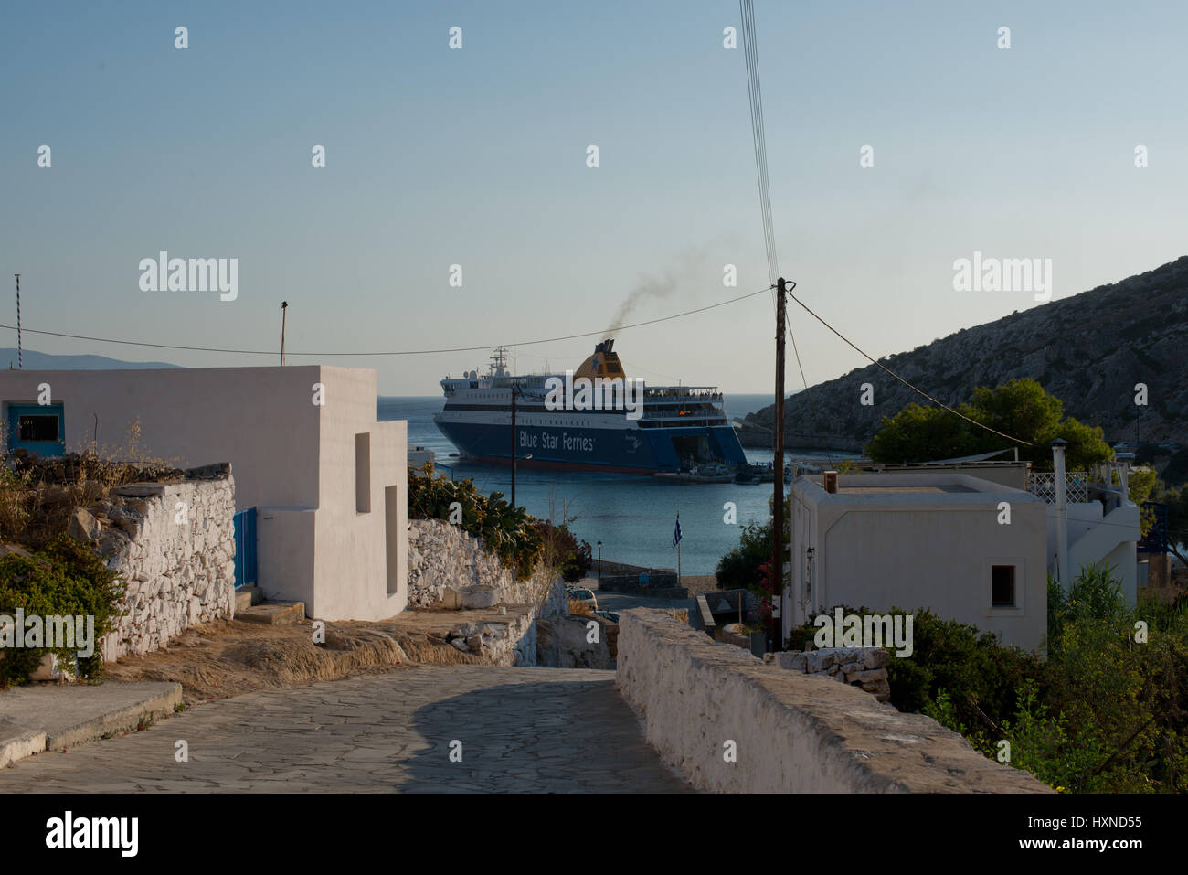 Blue Star Ferries Faehre verlaesst den Hafen der Insel im Abendlicht Iraklia, kleine Canaries, Guadeloupe Banque D'Images