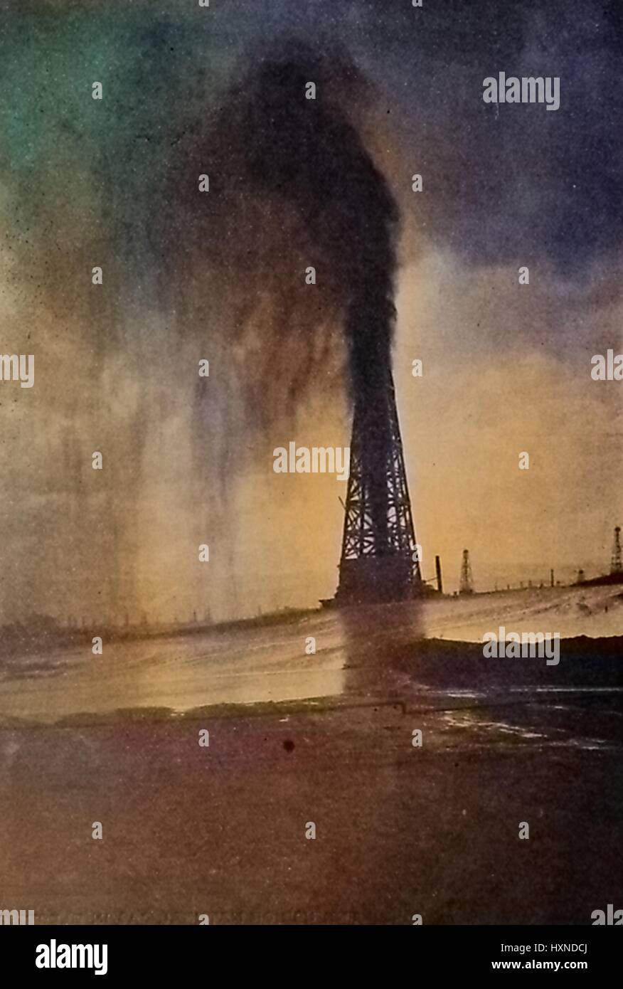 Photographie intitulée "Lakeview' Puits jaillissant, montrant une huile derrick avec flux d'huile, installé par la Standard Oil Company et d'exploitation à l'aide d'un mécanisme de pompage électrique, dans le Lac, Comté de Kern, en Californie, 1917. Remarque : l'image a été colorisée numériquement à l'aide d'un processus moderne. Les couleurs peuvent ne pas être exacts à l'autre. Banque D'Images