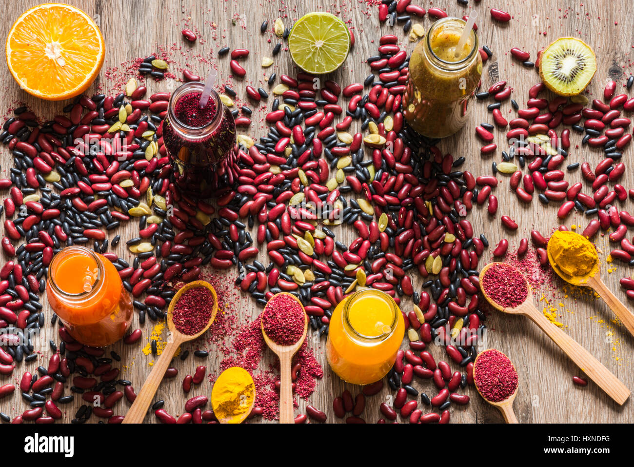 Régime alimentaire de désintoxication. Des jus de fruits colorés différents. Vue de dessus Banque D'Images