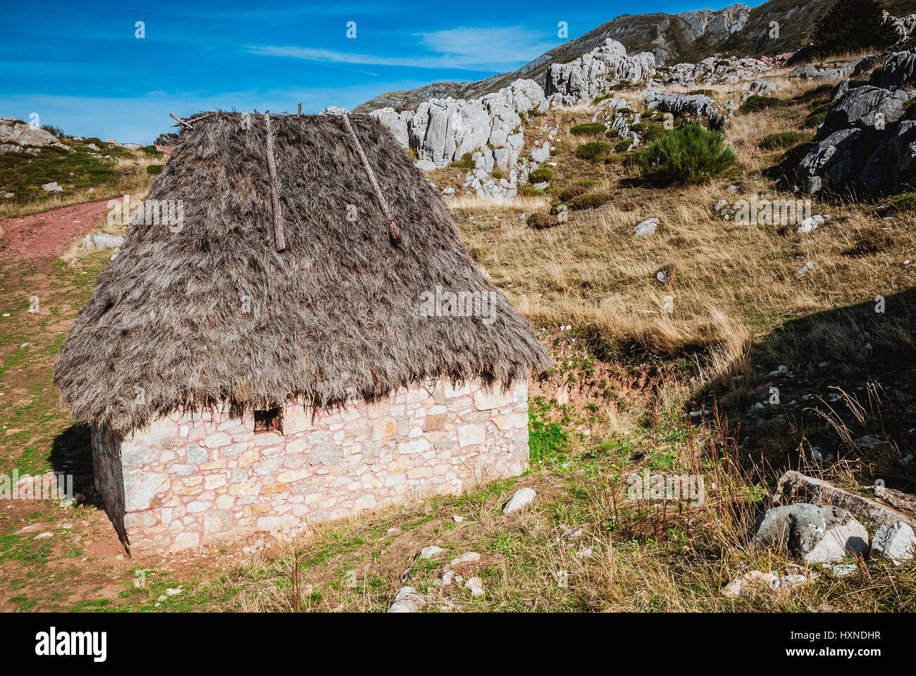 Cabane en pierre au toit de chaume de Saliencia Valley. Somiedo, Principauté des Asturies, Espagne, Europe Banque D'Images
