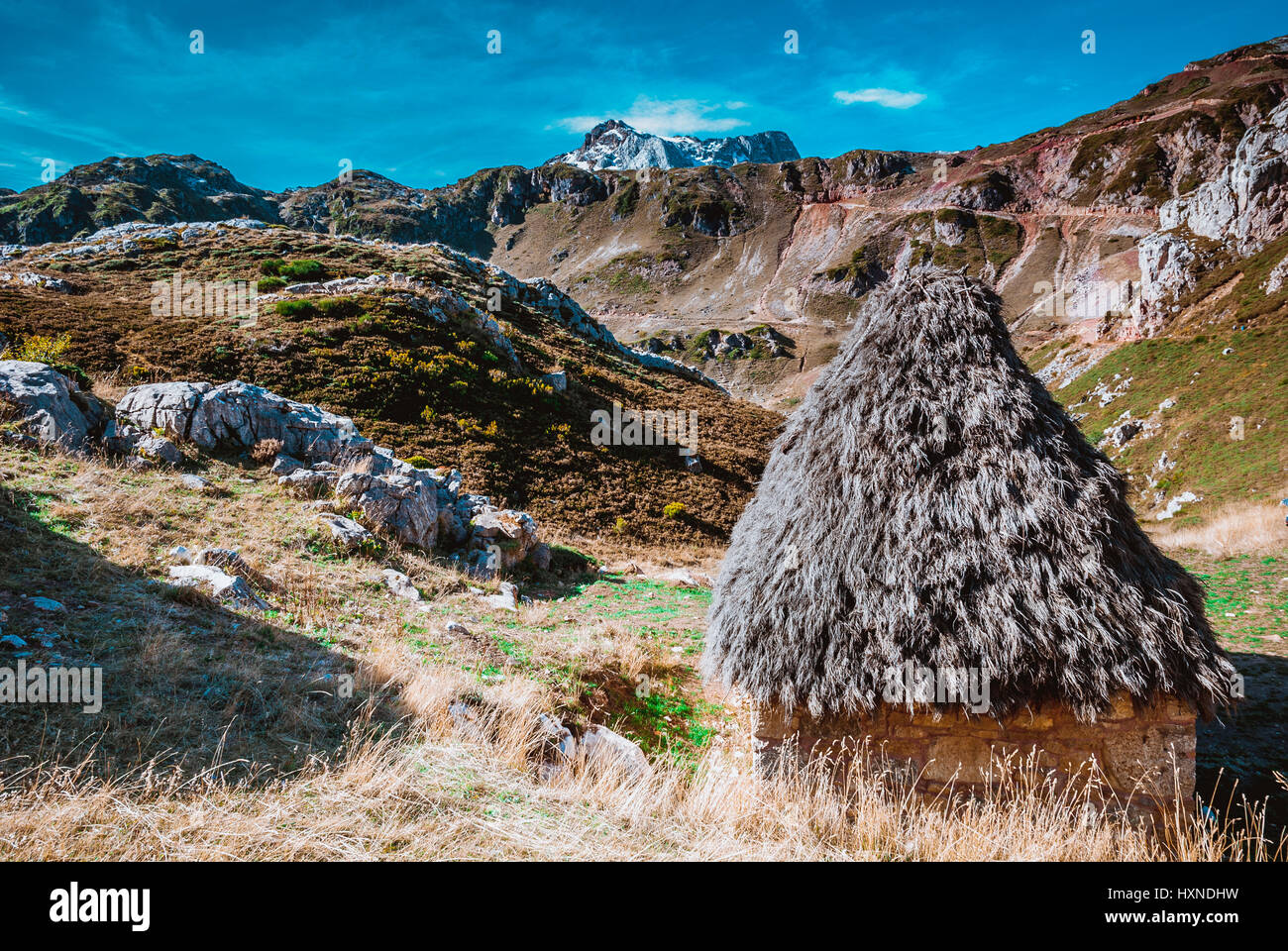 Cabane en pierre au toit de chaume de Saliencia Valley. Somiedo, Principauté des Asturies, Espagne, Europe Banque D'Images