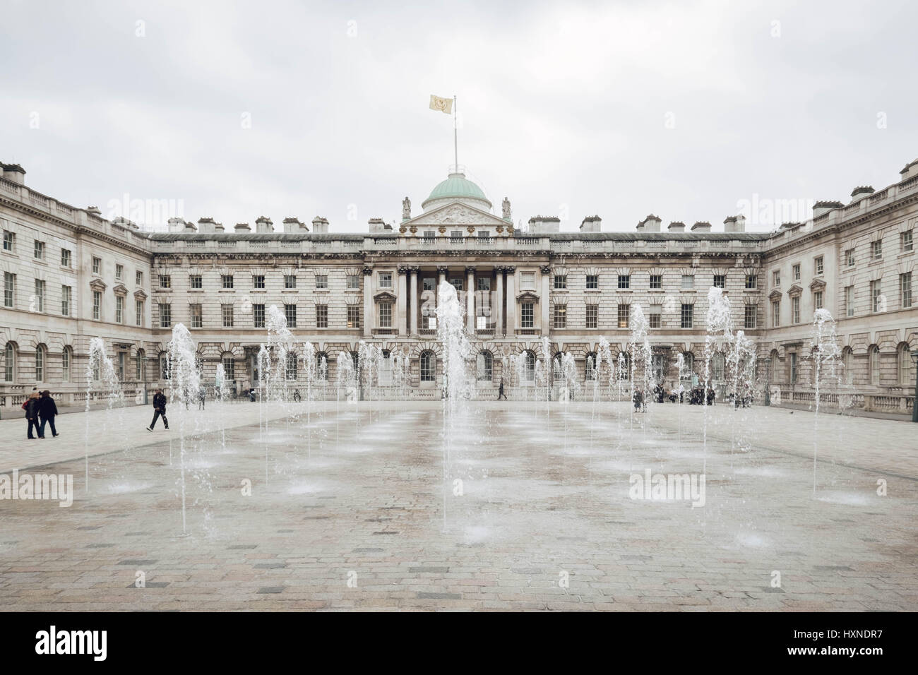 Photographie couleur de Somerset House, The Strand, London montrant le quad et les fontaines en fonctionnement. Banque D'Images