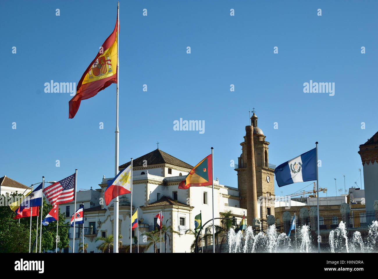 Drapeaux des pays américains sur la place de Séville. Cadix, Andalousie, Espagne, Europe Banque D'Images