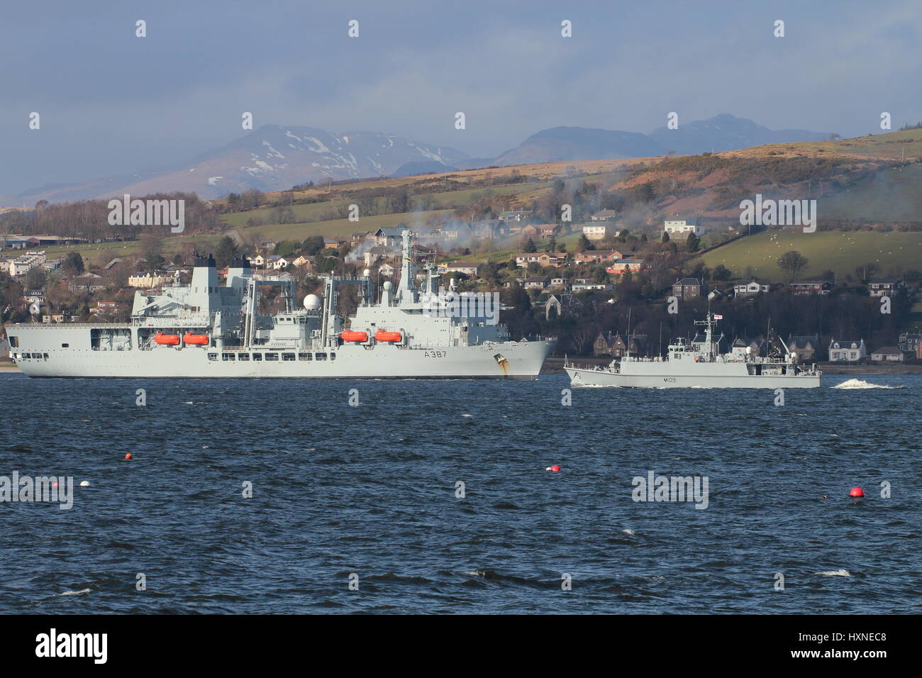 RFA Fort Victoria (A387) de la Royal Fleet Auxiliary, et HMS Bangor (M109) de la Royal Navy, au large de Gourock sur le Firth of Clyde. Banque D'Images