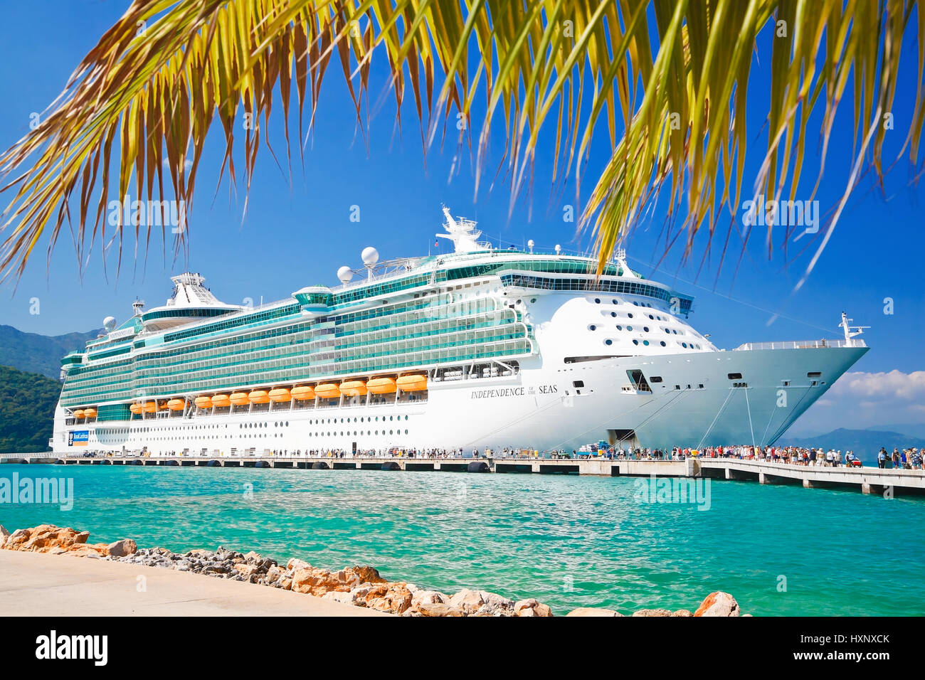 Royal Caribbean Cruise ship Indépendance de la mer amarré au port privé de Seas (dans l'île des Caraïbes Banque D'Images