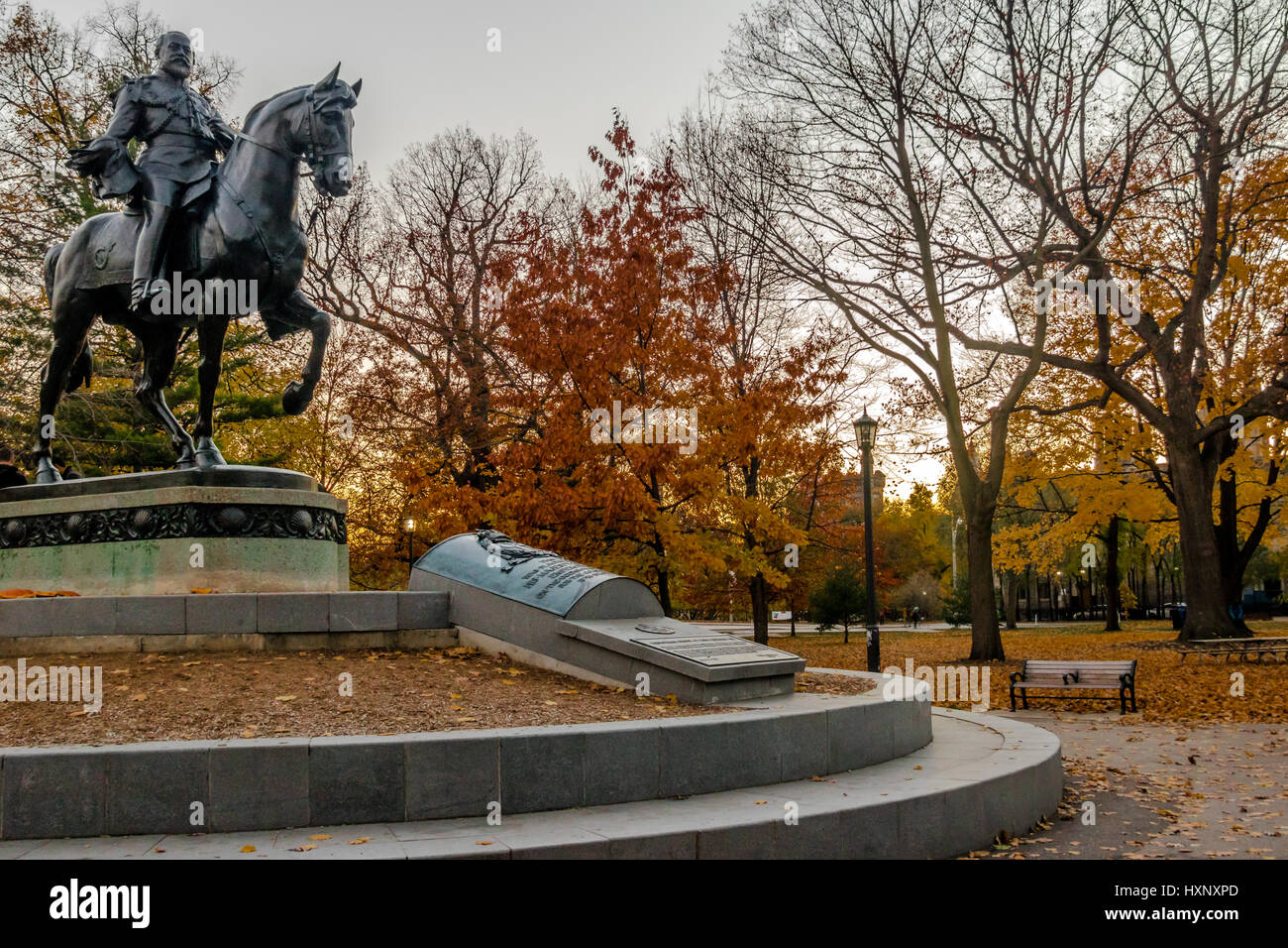 Statue et feuillage d'automne des Queens Park - Toronto, Ontario, Canada Banque D'Images