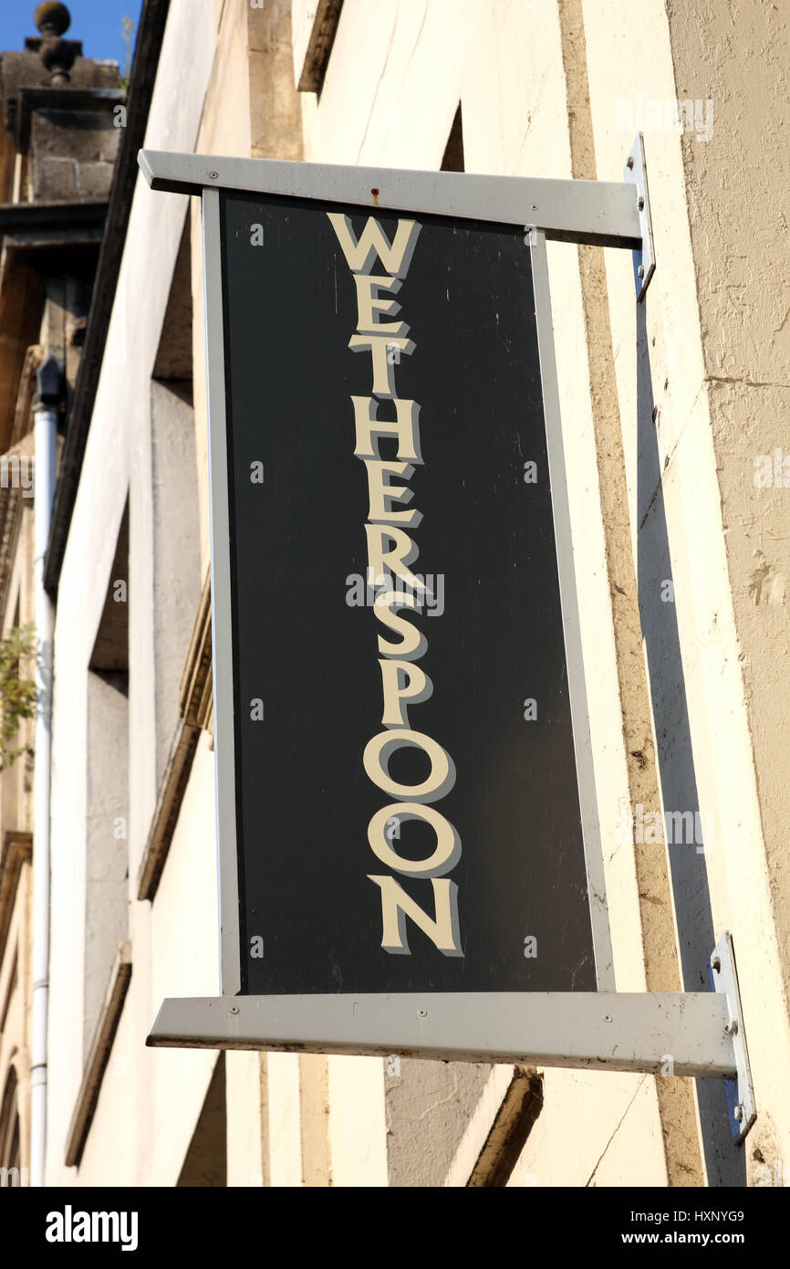 Cardiff, Royaume-Uni, le 14 septembre 2016 : logo Wetherspoon enseigne publicitaire à l'extérieur de l'une d'elle est publique dans les restaurants de la rue Westgate Banque D'Images