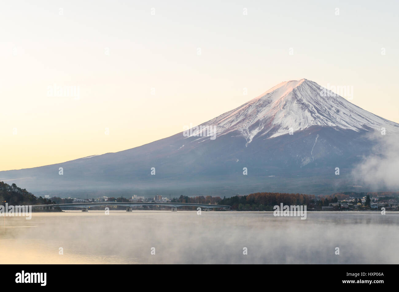 Le Mont Fuji et le lever du soleil ciel de matin au Japon kawaguchiko Banque D'Images