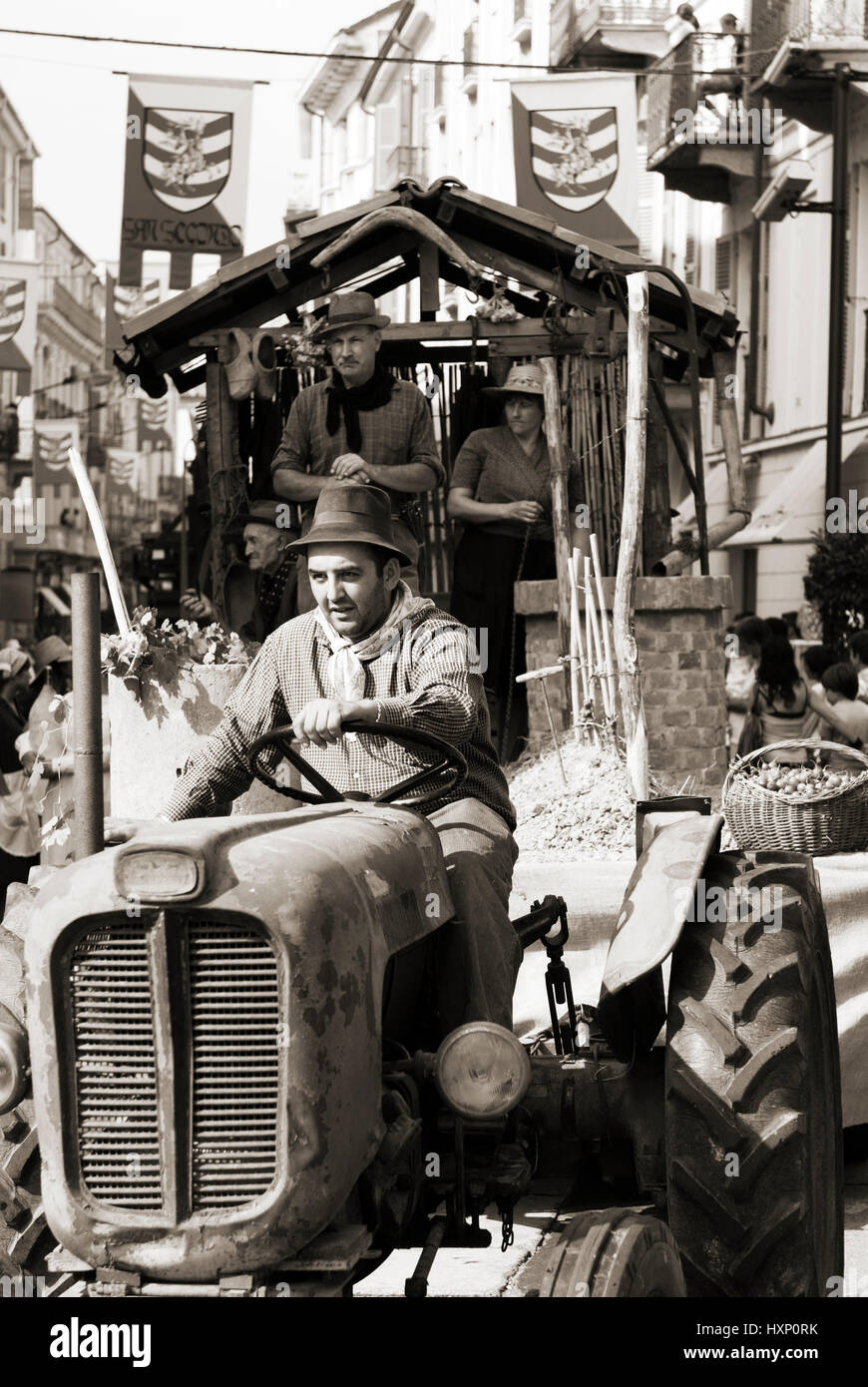 Maman de conduire le tracteur, scène rurale Banque D'Images