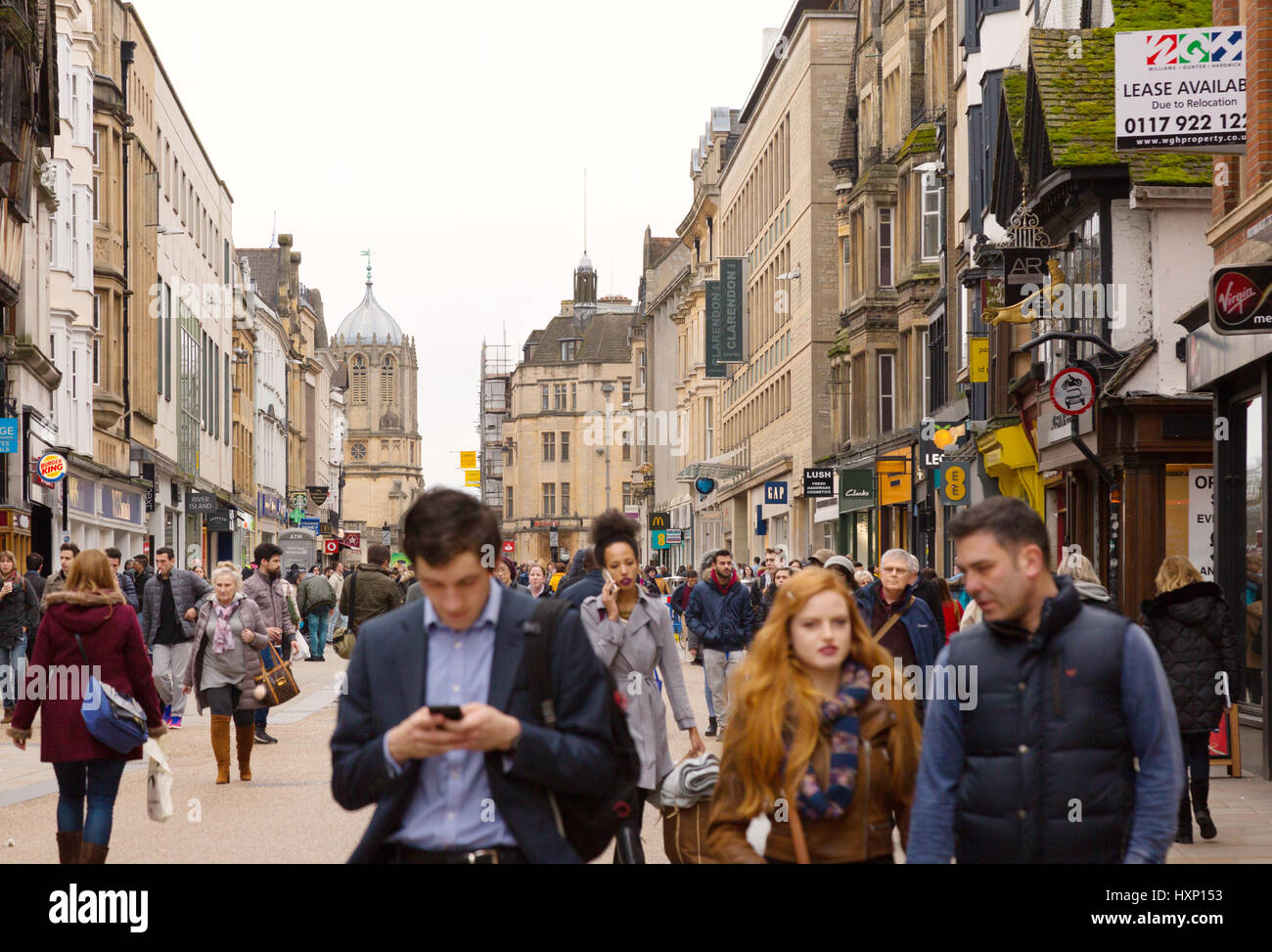 Cornmarket Street, Oxford UK - shoppers sur une journée bien remplie, Cornmarket Street, Oxford Oxfordshire, UK Banque D'Images