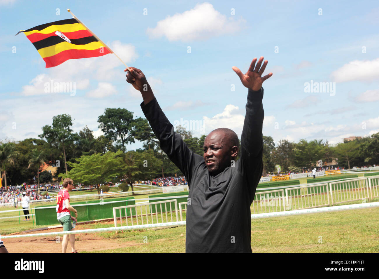 Des fans d'athlétisme les athlètes ougandais d'acclamations lors du cross-country à Kampala Banque D'Images