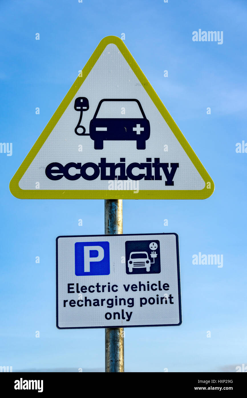 Point de recharge de véhicules électriques à signer "l'Inn à John O'Groats'. À John O' Groats, Caithness, Ecosse, Royaume-Uni Banque D'Images Point de recharge de véhicules électriques à signer "l'Inn à John O'Groats'. À John O' Groats, Caithness, Ecosse, Royaume-Uni Banque D'Images