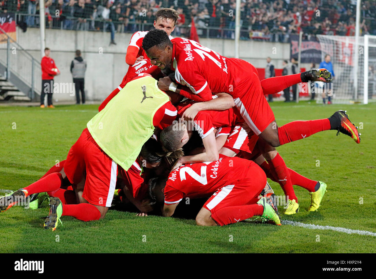 Sports, football, coupe du Bas Rhin, 2016/2017, demi-finale, Wuppertaler SV vs Rot Weiss Essen 2:3, stade Am Zoo de Wuppertal, la joie au 1:3 but à Essen, buteur capitaine de l'équipe Benjamin Baier (couverte), au-dessus de Roussel Ngankam Hontcheu, derrière Marcel Platzek Banque D'Images