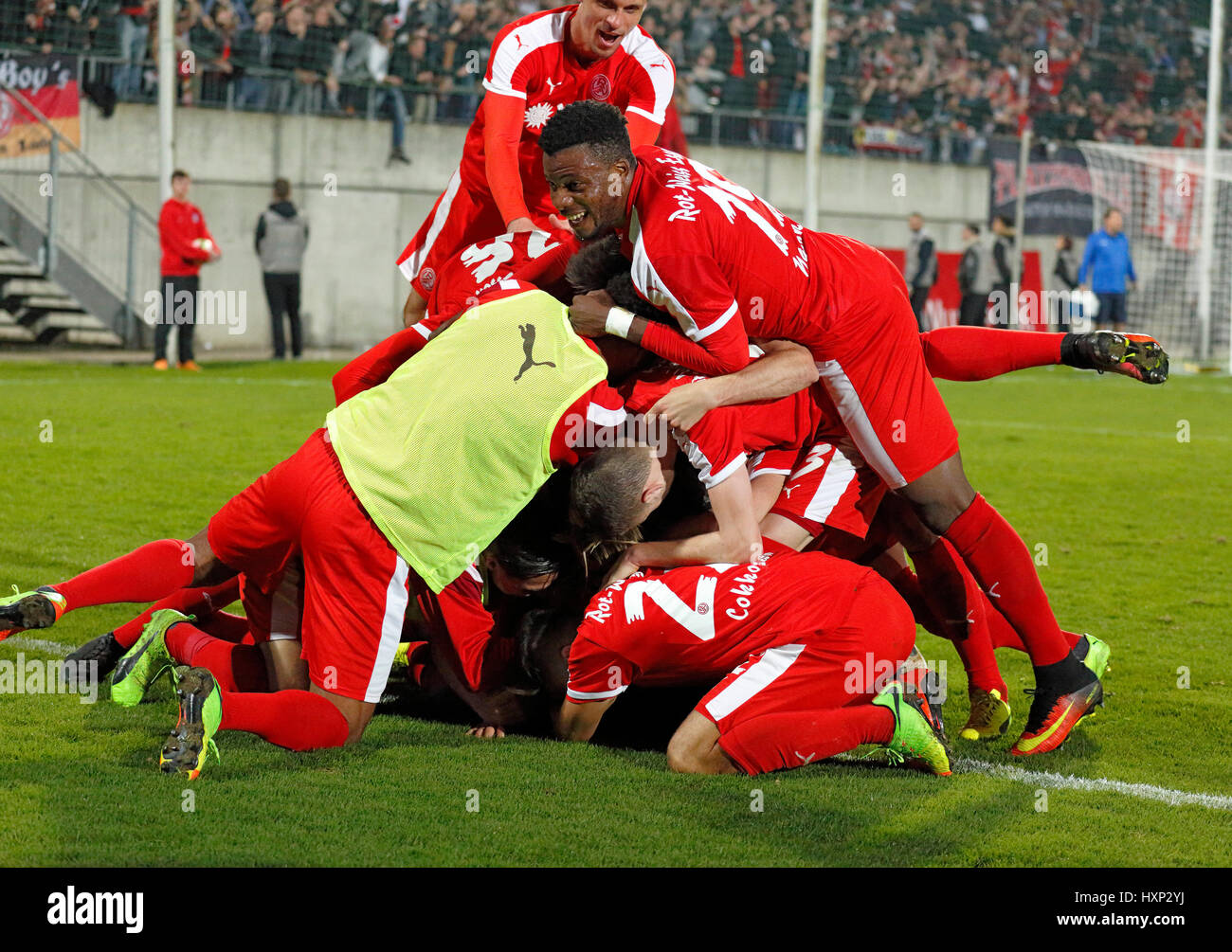 Sports, football, coupe du Bas Rhin, 2016/2017, demi-finale, Wuppertaler SV vs Rot Weiss Essen 2:3, stade Am Zoo de Wuppertal, la joie au 1:3 but à Essen, buteur capitaine de l'équipe Benjamin Baier (couverte), au-dessus de Roussel Ngankam Hontcheu et Marcel Platzek Banque D'Images