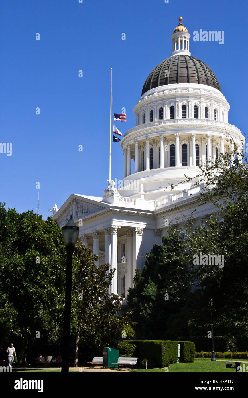 Vue éloignée sur Sacramento capitale de l'Etat bâtiment avec dome et mât flying drapeau américain à mi-mât Banque D'Images