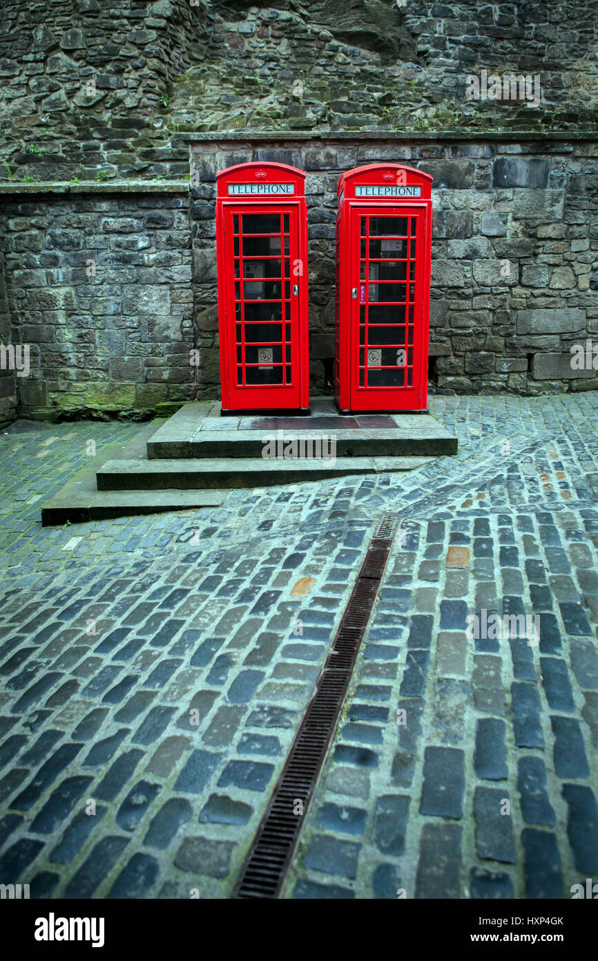 Deux cabines téléphoniques rouges à l'extérieur du Château d'Edimbourg Banque D'Images