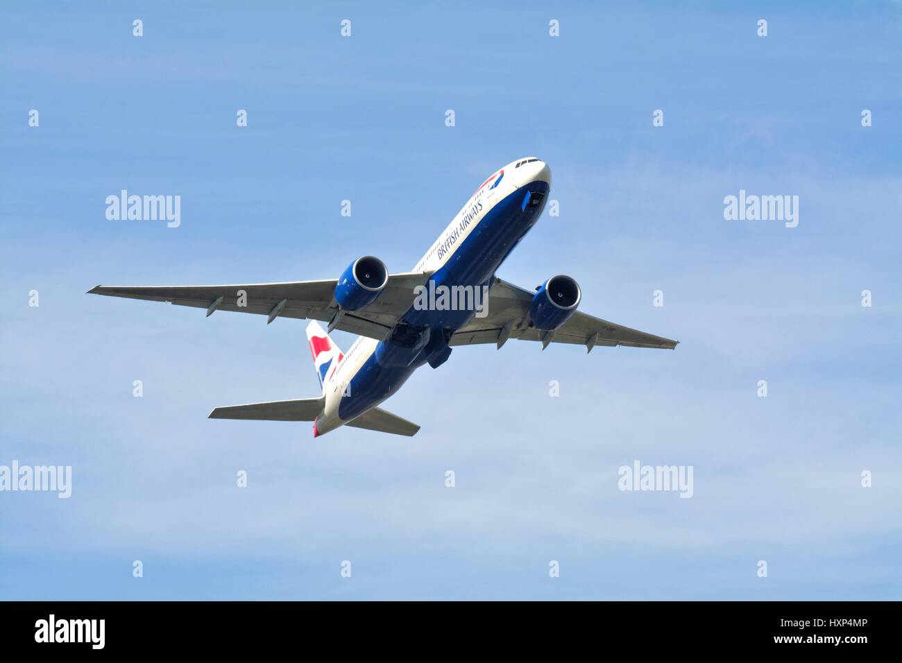 British Airways Boeing -777 avion passagers décollant de l'aéroport d'Heathrow de Londres UK Banque D'Images