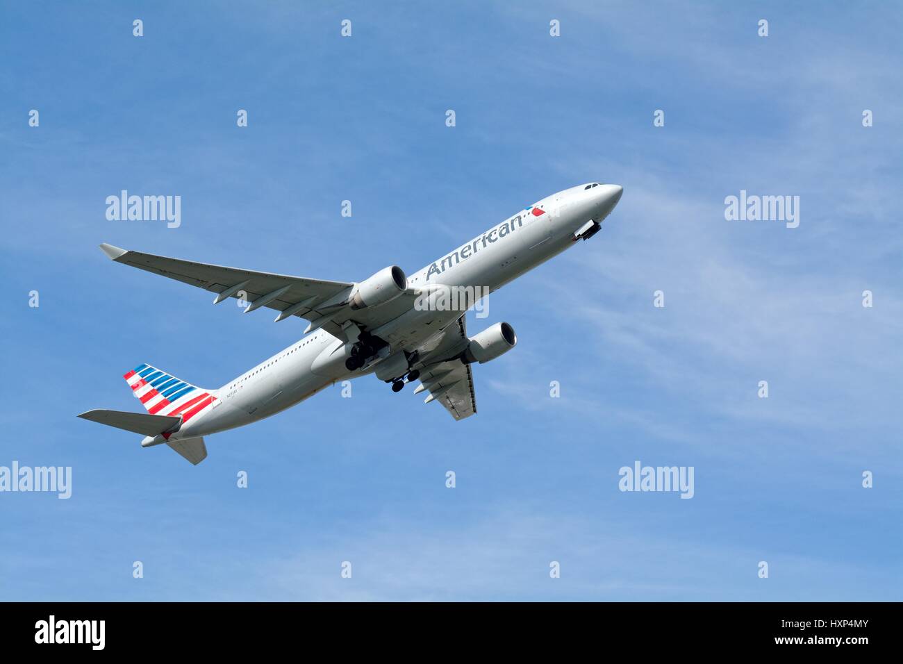 Airbus A330-323 de la compagnie aérienne américaine avions qui décollent de l'aéroport d'Heathrow de Londres UK Banque D'Images