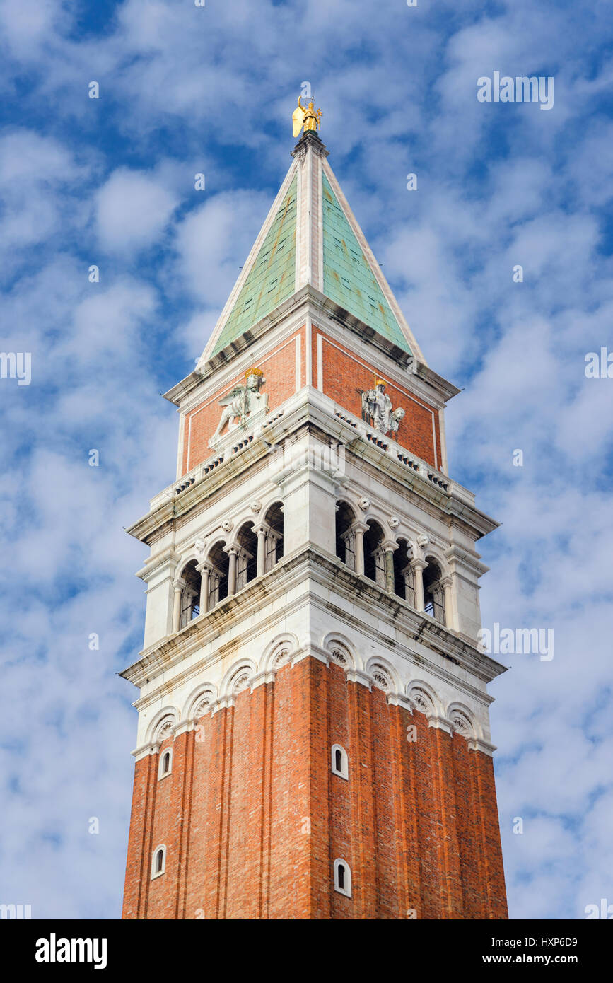 Saint Mark Bell Tower dans le centre de Venise avec golden angel statue en haut et de beaux nuages Banque D'Images