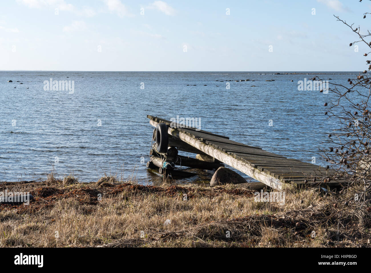 L'ancienne jetée endommagées par la côte de la mer Baltique en Suède à la saison du printemps Banque D'Images