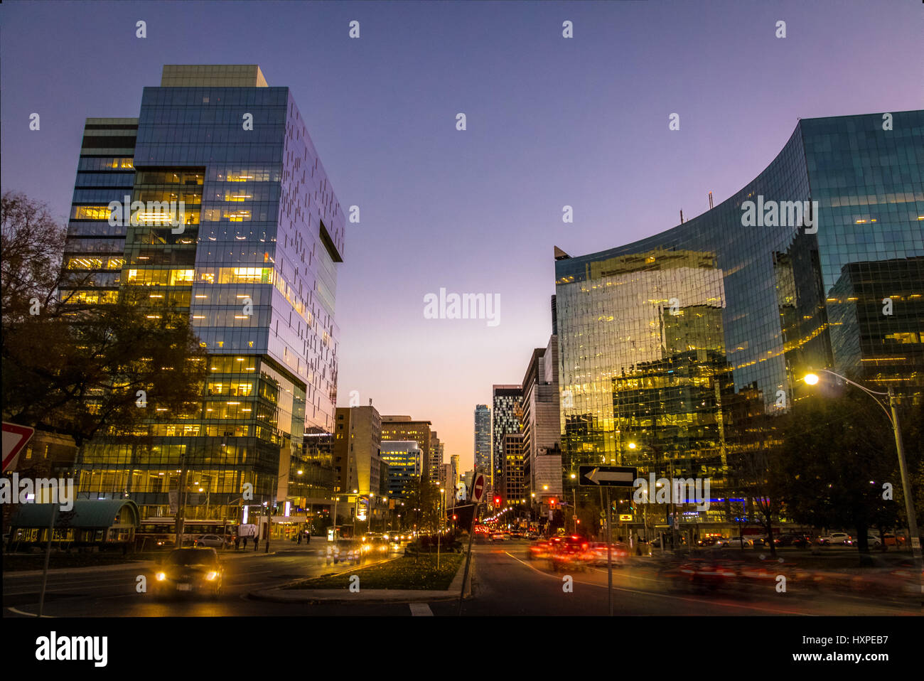 Les bâtiments modernes du centre-ville de Toronto de nuit - Toronto, Ontario, Canada Banque D'Images