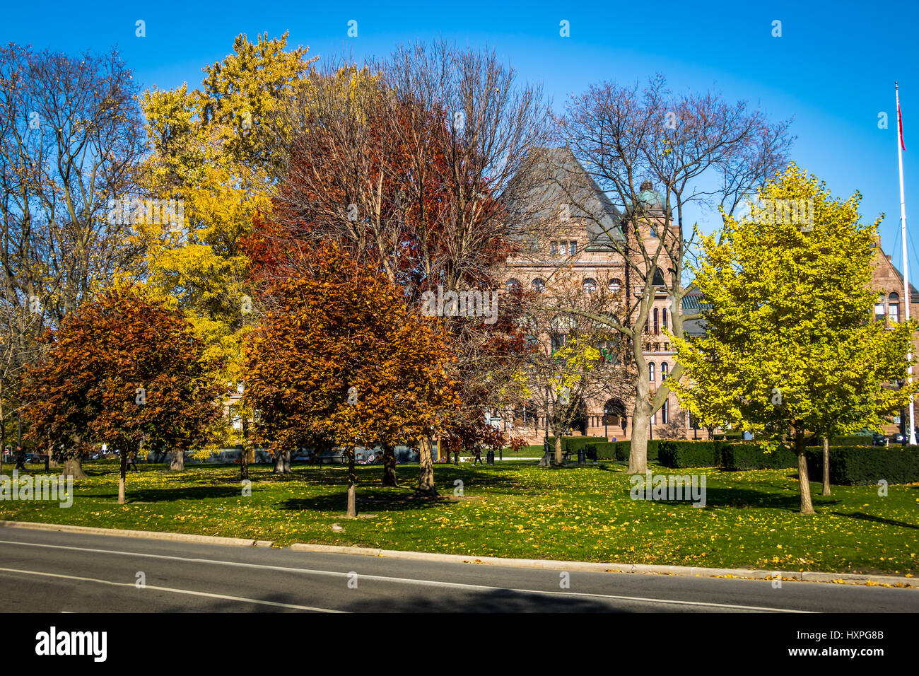 Automne végétation colorée de Queen's Park à l'Assemblée législative de l'Ontario sur l'arrière-plan - Toronto, Ontario, Canada Banque D'Images