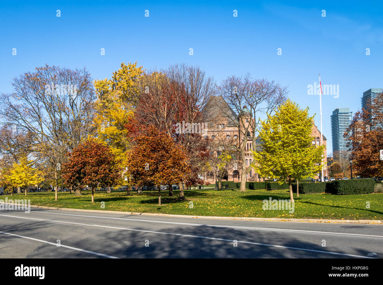 Automne végétation colorée de Queen's Park à l'Assemblée législative de l'Ontario sur l'arrière-plan - Toronto, Ontario, Canada Banque D'Images