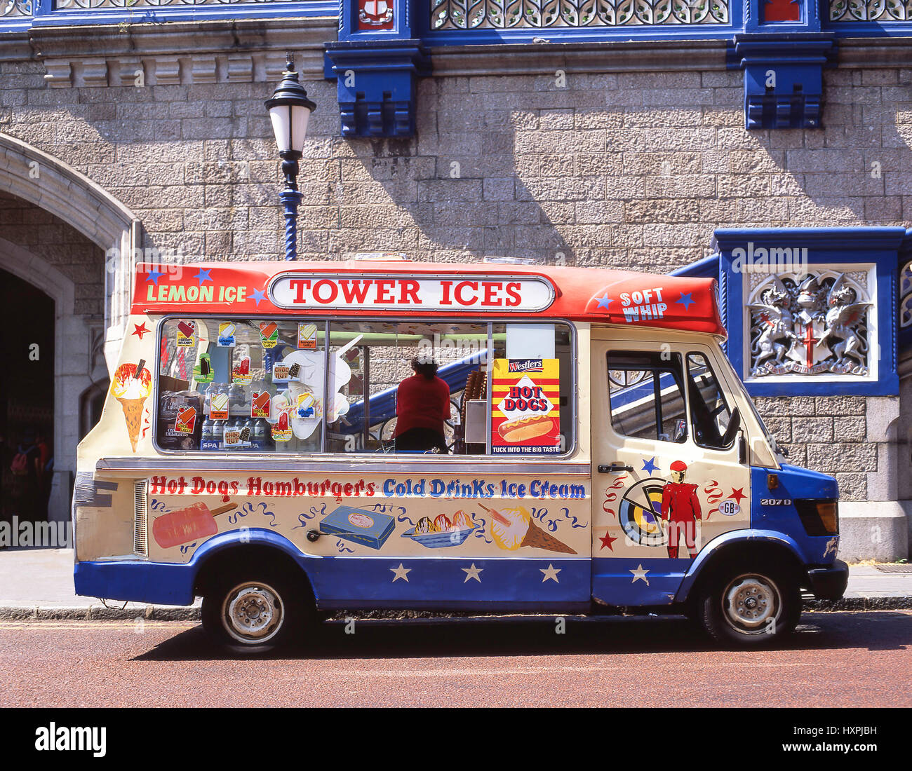 Ice cream van par la Tour de Londres, Tower Hamlets London, Greater London, Angleterre, Royaume-Uni Banque D'Images