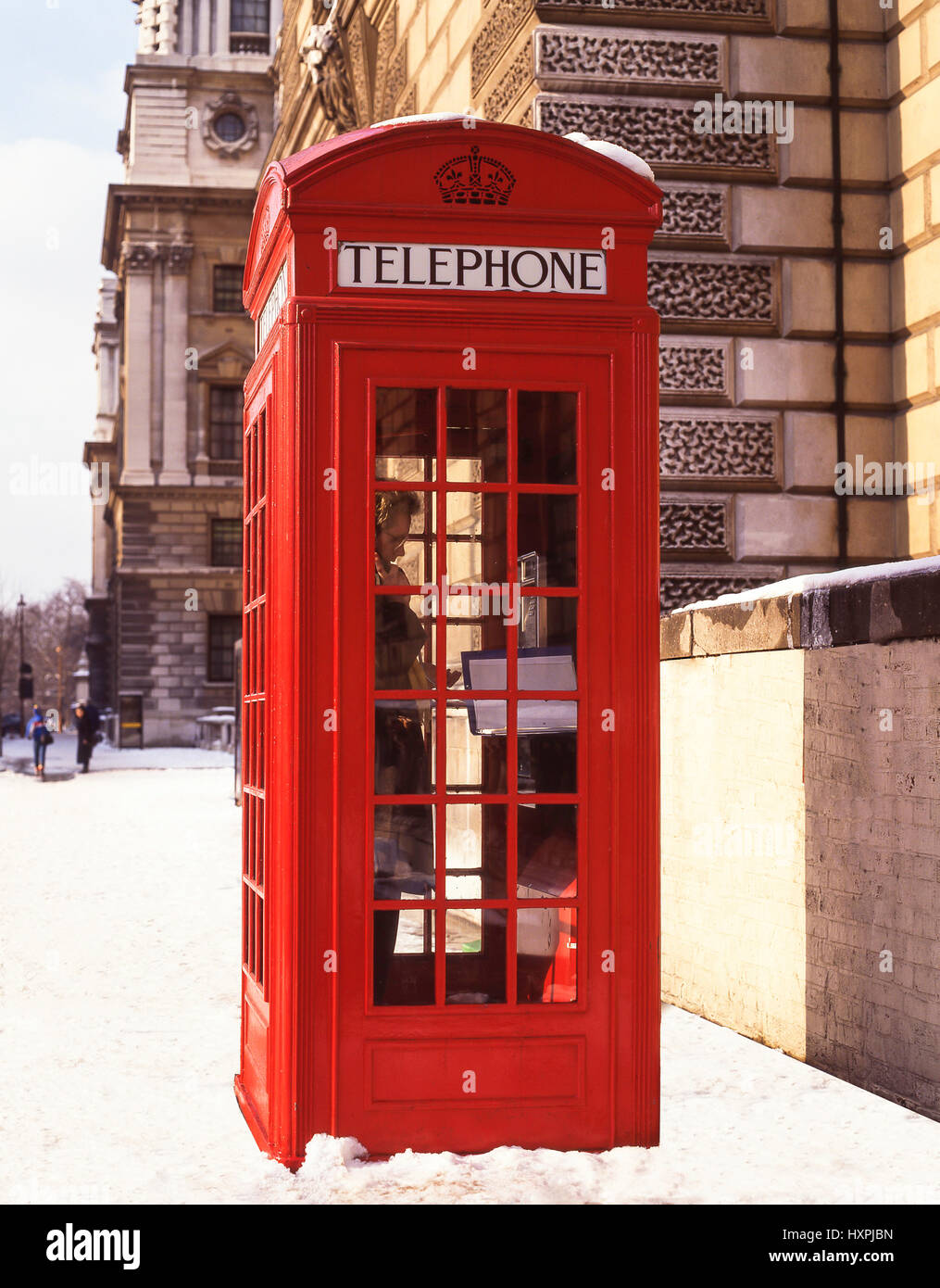Cabine téléphonique rouge traditionnel de la neige en hiver, la place du Parlement, la ville de Westminster, Greater London, Angleterre, Royaume-Uni Banque D'Images
