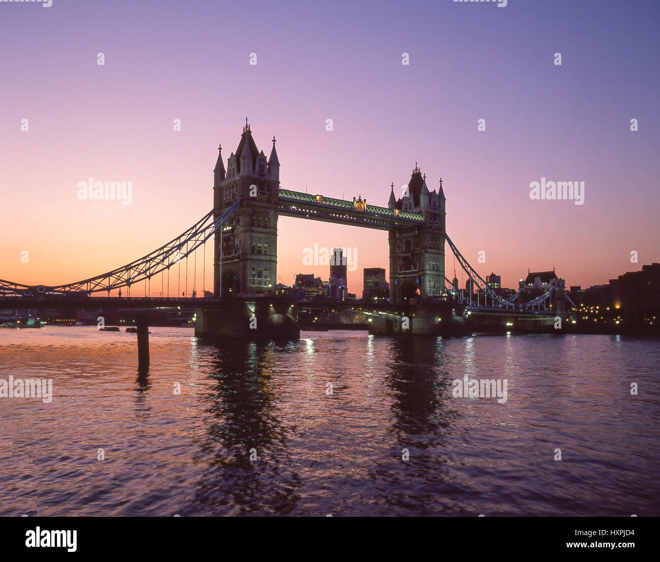 Le Tower Bridge et la Tamise au crépuscule, London Borough of Southwark, Londres, Angleterre, Royaume-Uni Banque D'Images