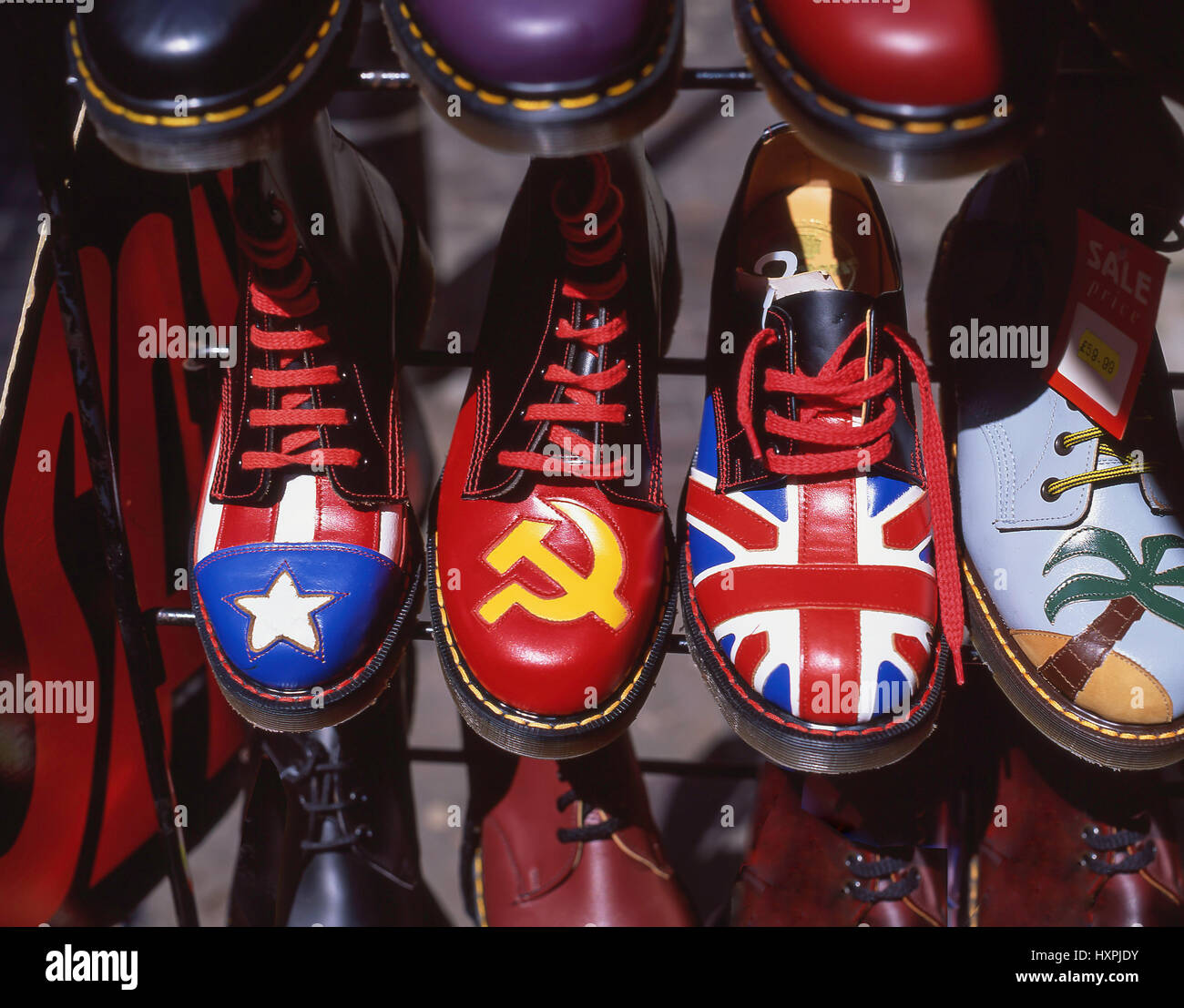 Doc Martens chaussures le décrochage, Carnaby Street, Soho, City of westminster, Greater London, Angleterre, Royaume-Uni Banque D'Images