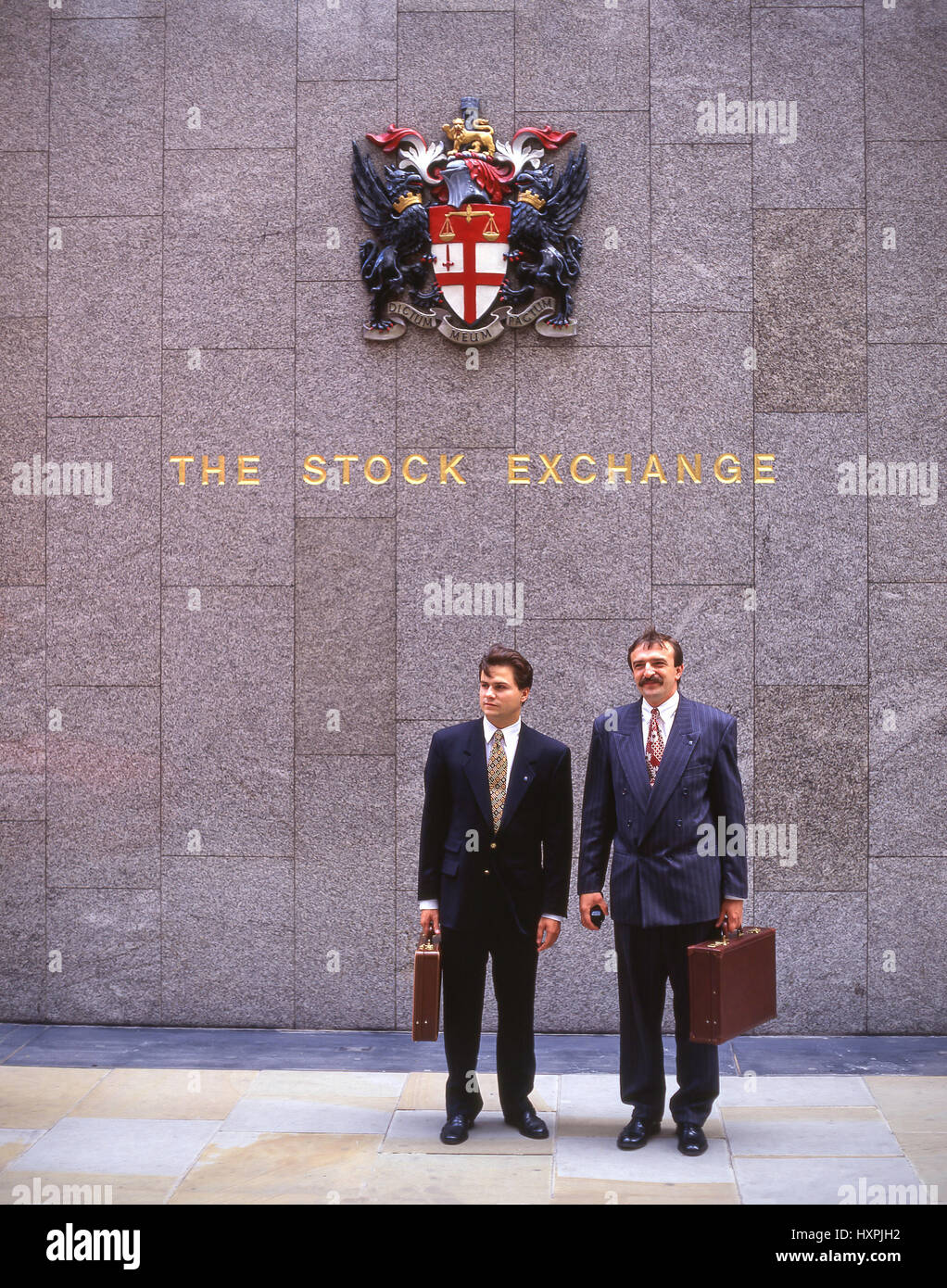 Les hommes d'affaires à l'extérieur de l'ancienne Bourse de Londres, Threadneedle Street, City of London, Greater London, Angleterre, Royaume-Uni Banque D'Images