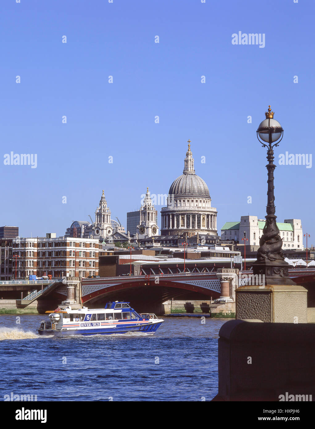 La Cathédrale St Paul et Blackfriars Bridge sur la Tamise, Ville de London, Greater London, Angleterre, Royaume-Uni Banque D'Images