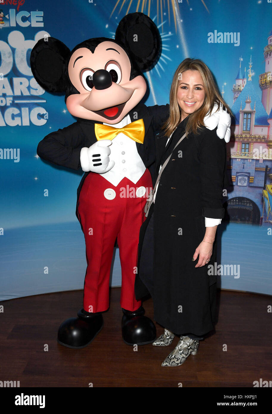 EDITORIAL N'utilisez que Rachel Stevens répond à la souris de Mickey à l'arène de l'ESS, à Wembley, Londres, pour la première de Disney On Ice célèbre les 100 Ans de Magie. Banque D'Images