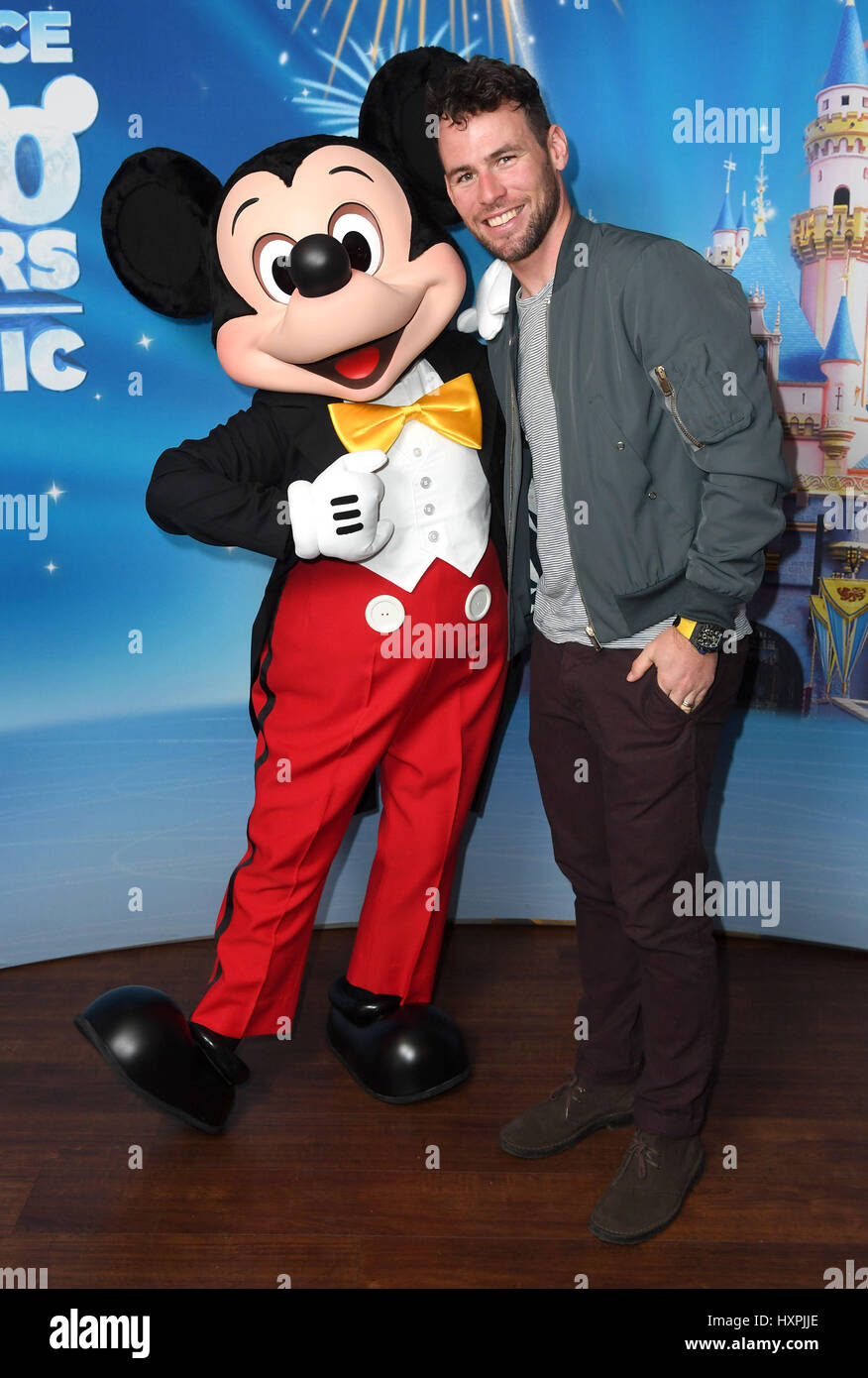 EDITORIAL N'UTILISEZ QUE Mark Cavendish répond à la souris de Mickey à l'arène de l'ESS, à Wembley, Londres, pour la première de Disney On Ice célèbre les 100 Ans de Magie. Banque D'Images