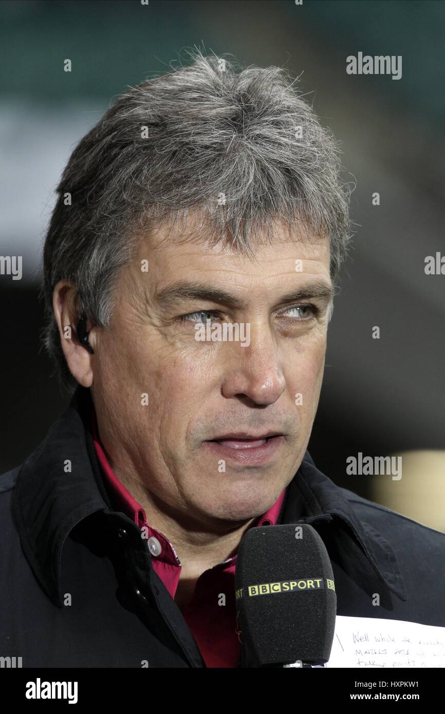 JOHN INVERDALE RUGBY TV de la BBC BBC TV PRÉSENTATEUR RUGBY TWICKENHAM MIDDLESEX ANGLETERRE PRÉSENTATEUR 13 Mars 2011 Banque D'Images